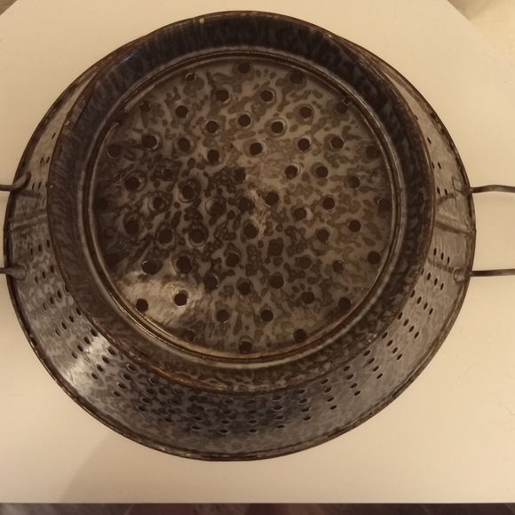 Vintage Metal Colander - Picture 3 of 3
